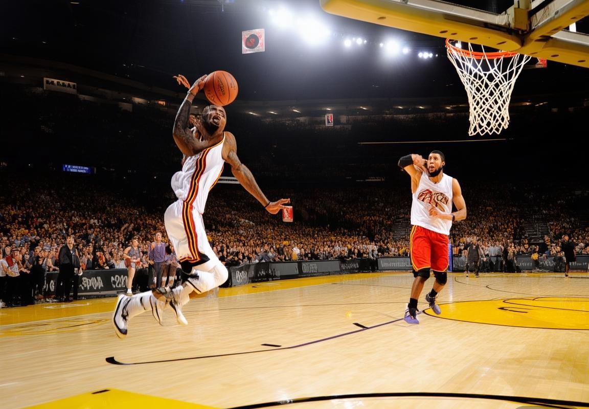 2010年NBA季后赛：勒布朗·詹姆斯与德里克·罗斯巅峰对决回顾(图2)