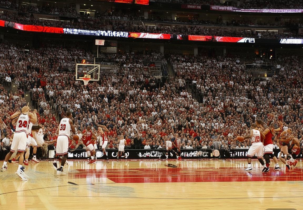 2010年NBA季后赛：勒布朗·詹姆斯与德里克·罗斯巅峰对决回顾(图1)